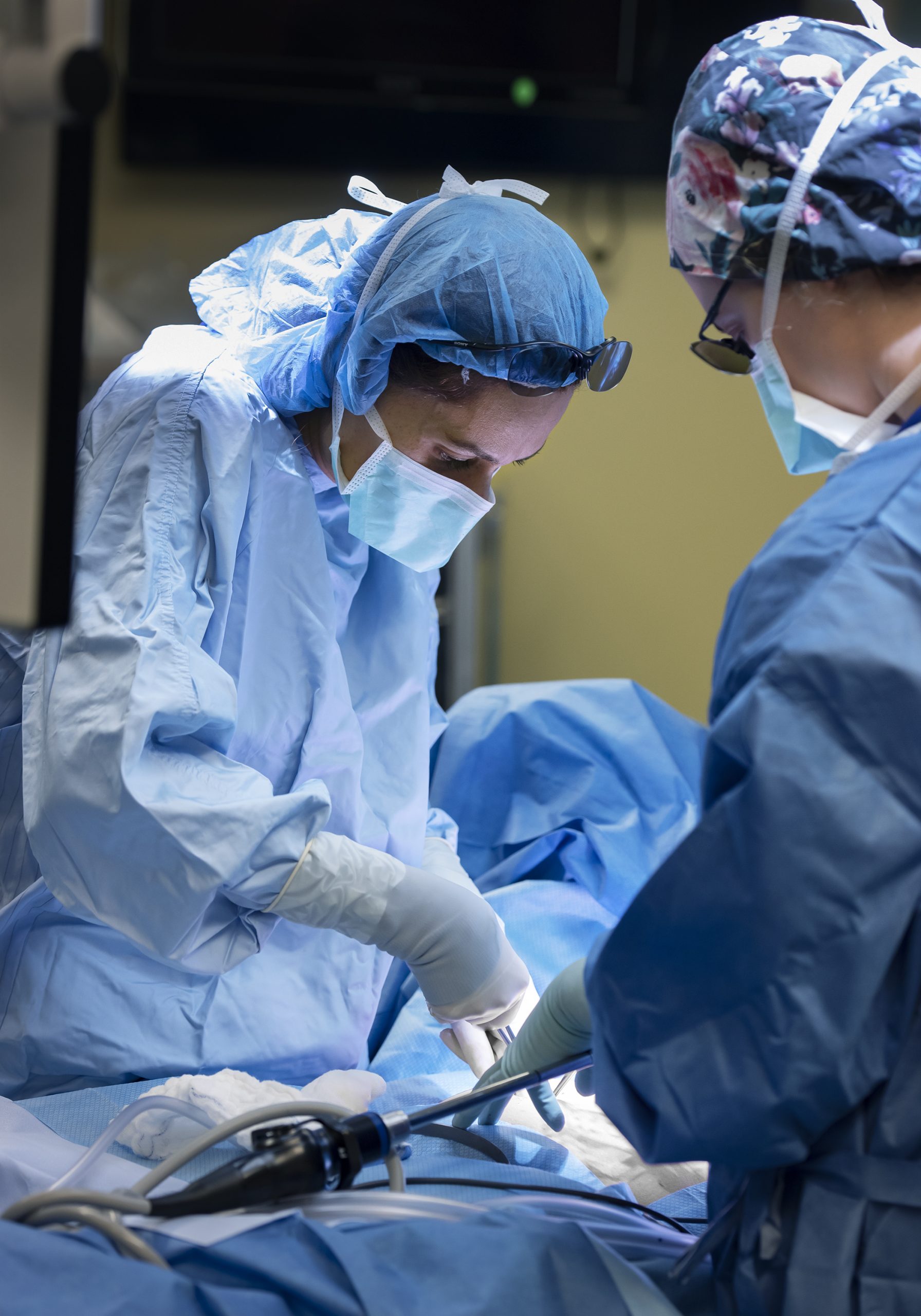 2 doctors operating on a patient